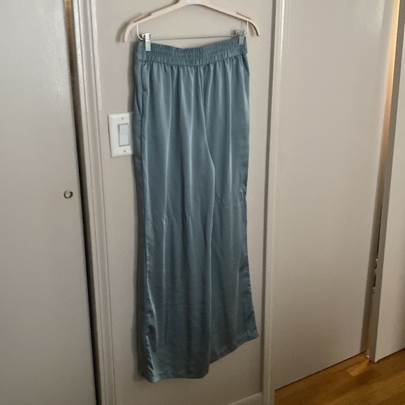 Satin blue trousers - Picture 2 of 3